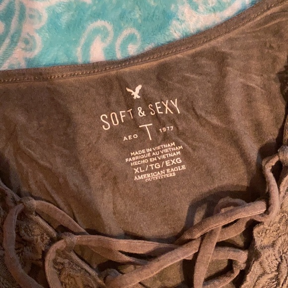American Eagle long sleeve lace lined lace up V-neck shirt 🌿 - Picture 3 of 3